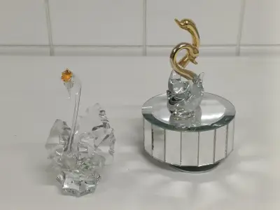 Lot met kristallen zwaan en muziekdoos met zwanen – kavel bij De Kringwinkel, Liedekerke