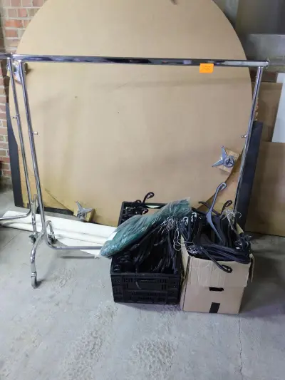 Verrijdbaar kledingrek + kunststof kledinghangers – kavel bij Openbare Verkopen, Harelbeke