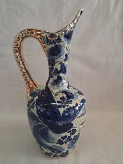 Decoratieve blauwe en gouden keramische vaas met handvat – kavel bij De Kringwinkel, Ieper