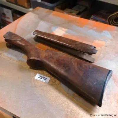 Browning houten kolf en voorhout (stock en forend set) van een jachtgeweer of vuurwapen, vaak gemaakt van walnotenhout – kavel bij ProVeiling, Nederland