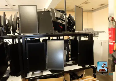 Veel kantoormeubilair met computerapparatuur – kavel bij Clicpublic, Awirs
