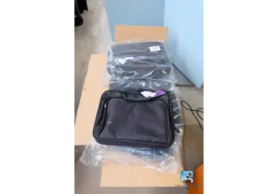 Set met laptophoesjes en stekkerdozen – kavel bij Clicpublic, Awirs