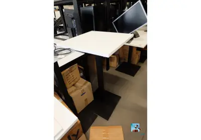 Set van hoge tafels – kavel bij Clicpublic, Awirs