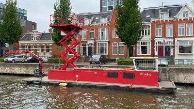 Overheidsveiling Dekschuit werkboot Rhodina met laadkraan en schaarhoogwerker – veiling bij Onlineveilingmeester