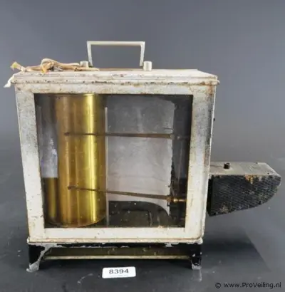 Vintage hygrograaf. Een klassiek meteorologisch meetinstrument dat de luchtvochtigheid continu registreert op een draaiende papieren cilinder – kavel bij ProVeiling