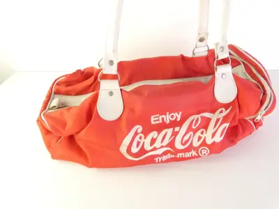 Rode Coca-Cola sporttas met witte accenten – kavel bij De Kringwinkel, Heverlee