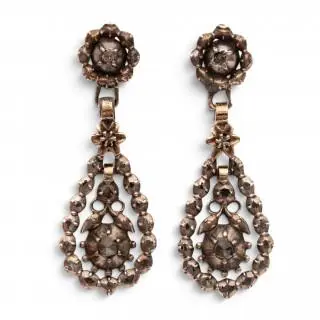 A pair of diamond drop-shaped earrings – kavel bij Veilinggebouw De Zwaan, Amsterdam