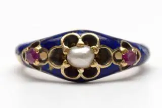 A pearl and ruby enameled 19th century ring – kavel bij Veilinggebouw De Zwaan, Amsterdam