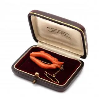 A 19th century carved coral brooch – kavel bij Veilinggebouw De Zwaan, Amsterdam