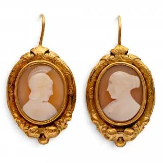 A pair of Biedermeier repoussé cameo earrings – kavel bij Veilinggebouw De Zwaan, Amsterdam