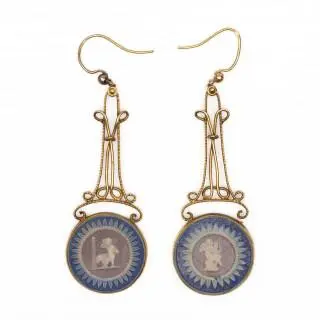A pair of 19th century gold Wedgwood earrings – kavel bij Veilinggebouw De Zwaan, Amsterdam