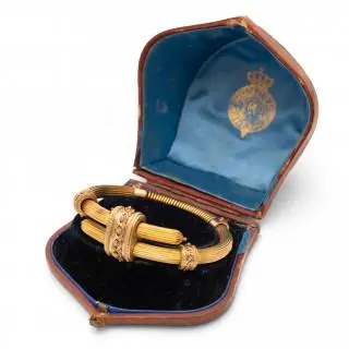A mid 19th century gold semi flexible bangle – kavel bij Veilinggebouw De Zwaan, Amsterdam