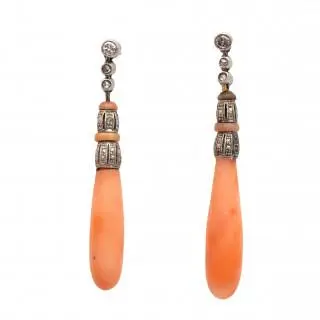 A pair of coral drop earrings – kavel bij Veilinggebouw De Zwaan, Amsterdam