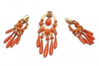 A set of coral earrings and matching brooch – kavel bij Veilinggebouw De Zwaan, Amsterdam