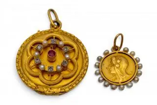 A gold locket and pendant, ca. 1900 – kavel bij Veilinggebouw De Zwaan, Amsterdam