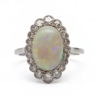 An opal and diamond cluster ring – kavel bij Veilinggebouw De Zwaan, Amsterdam