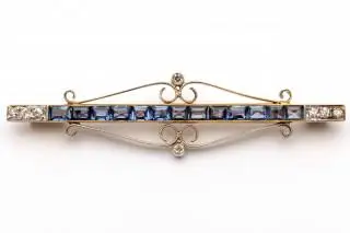 A sapphire and diamond bar brooch – kavel bij Veilinggebouw De Zwaan, Amsterdam
