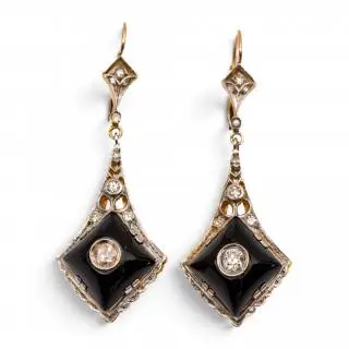 A pair of drop-shaped onyx and diamond earrings – kavel bij Veilinggebouw De Zwaan, Amsterdam