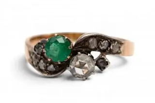 A French early 20th century emerald and diamond toi et moi ring – kavel bij Veilinggebouw De Zwaan, Amsterdam