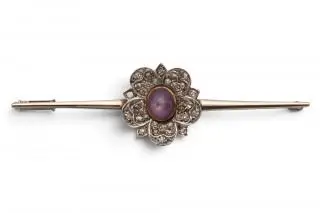 A diamond and sapphire bar brooch – kavel bij Veilinggebouw De Zwaan, Amsterdam