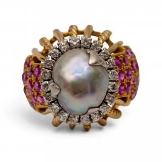 A mid-century pearl, diamond and ruby cocktail ring – kavel bij Veilinggebouw De Zwaan, Amsterdam