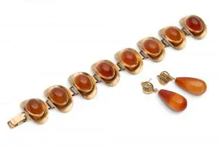 A carnelian bracelet and pair of earrings – kavel bij Veilinggebouw De Zwaan, Amsterdam