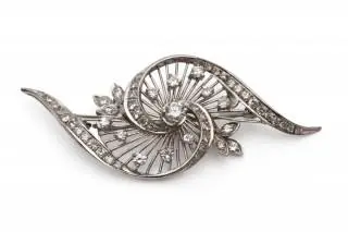 A spiral shaped 1960's diamond brooch – kavel bij Veilinggebouw De Zwaan, Amsterdam