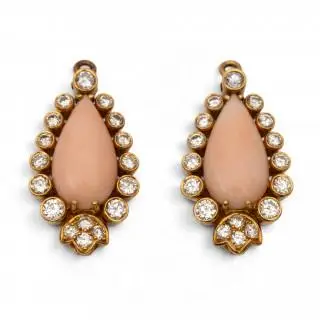 Pair of angel skin coral and diamond drops – kavel bij Veilinggebouw De Zwaan, Amsterdam
