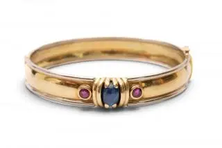 A 1980's sapphire and ruby bangle – kavel bij Veilinggebouw De Zwaan, Amsterdam