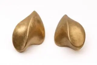A pair of modern earrings by Peter Wong – kavel bij Veilinggebouw De Zwaan, Amsterdam