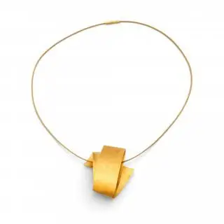 A gold pendant and choker by Niessing – kavel bij Veilinggebouw De Zwaan, Amsterdam