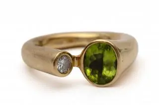 A peridot and diamond ring – kavel bij Veilinggebouw De Zwaan, Amsterdam