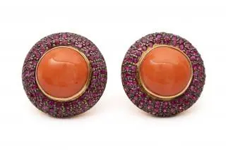 A pair of coral and ruby earrings – kavel bij Veilinggebouw De Zwaan, Amsterdam