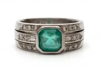 An emerald and diamond dress ring – kavel bij Veilinggebouw De Zwaan, Amsterdam