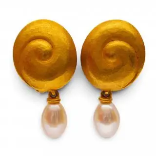 A pair of matted pearl earrings – kavel bij Veilinggebouw De Zwaan, Amsterdam