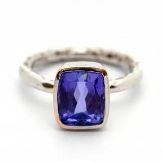 A handmade white gold tanzanite ring – kavel bij Veilinggebouw De Zwaan, Amsterdam