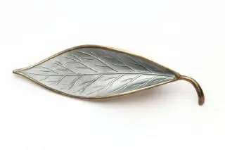 An enameled leaf brooch by David Andersen – kavel bij Veilinggebouw De Zwaan, Amsterdam