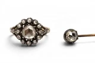A diamond cluster ring and lapel pin – kavel bij Veilinggebouw De Zwaan, Amsterdam