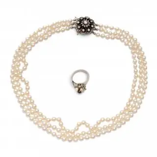 A pearl necklace and ring – kavel bij Veilinggebouw De Zwaan, Amsterdam