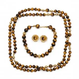 A tiger eye necklace, bracelet and pair of earclips – kavel bij Veilinggebouw De Zwaan, Amsterdam