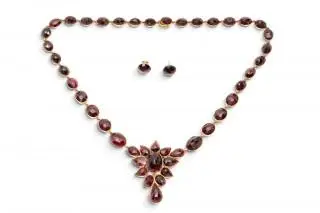 A modern garnet rivière necklace with matching earrings – kavel bij Veilinggebouw De Zwaan, Amsterdam
