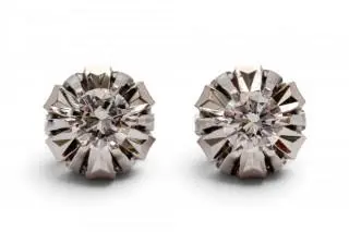 A pair of diamond solitair earrings – kavel bij Veilinggebouw De Zwaan, Amsterdam