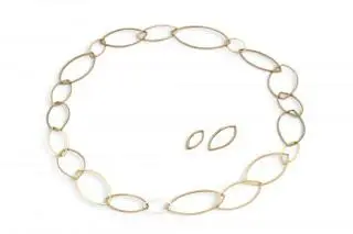 A long handmade necklace – kavel bij Veilinggebouw De Zwaan, Amsterdam