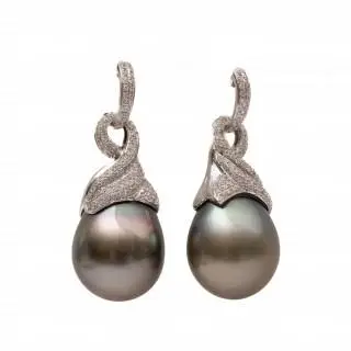 A pair of pearl and diamond earrings in day and night model – kavel bij Veilinggebouw De Zwaan, Amsterdam