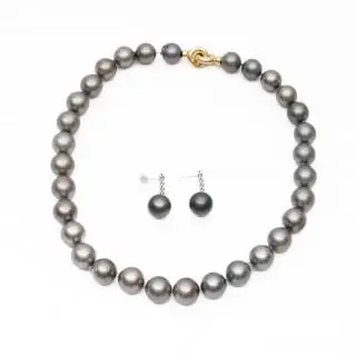 A pearl necklace and earrings – kavel bij Veilinggebouw De Zwaan, Amsterdam