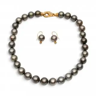 A pearl necklace and pair of earrings – kavel bij Veilinggebouw De Zwaan, Amsterdam
