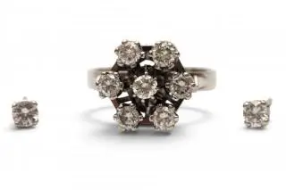 A diamond ring and ear studs – kavel bij Veilinggebouw De Zwaan, Amsterdam