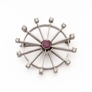 A ruby and diamond brooch – kavel bij Veilinggebouw De Zwaan, Amsterdam