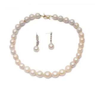 A pearl necklace and pair of earrings – kavel bij Veilinggebouw De Zwaan, Amsterdam