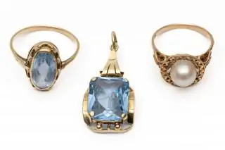 Two gold rings and a pendant – kavel bij Veilinggebouw De Zwaan, Amsterdam
